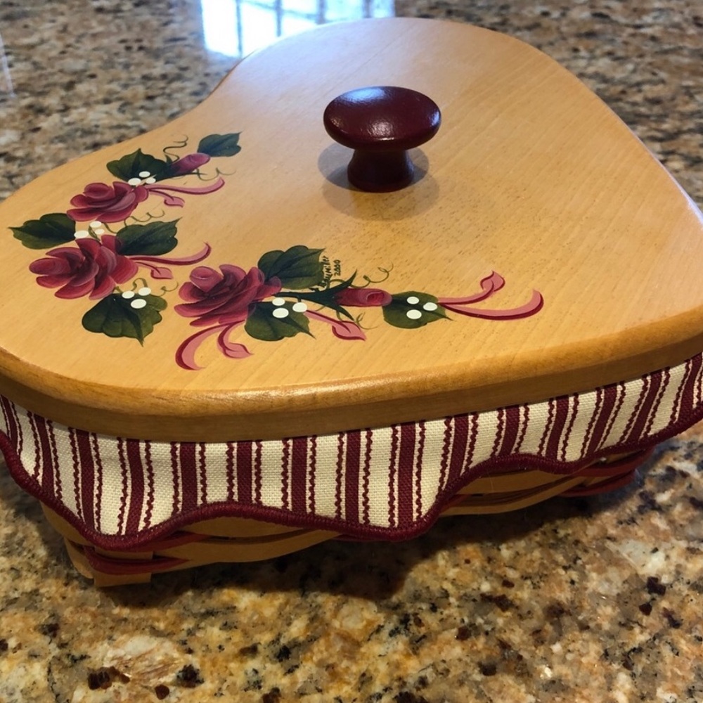 Longaberger 1999 exquisite sweetheart basket EUC.
